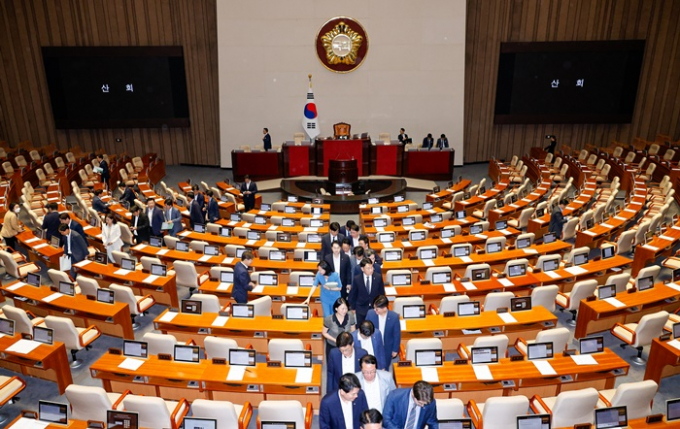 야당 단독으로 김건희 특검법과 채상병 특검법, 지역화폐법 등 3개 법안이 국회 본회의를 통과했다. 사진은 19일 서울 여의도 국회에서 열린 제418회국회(정기회) 제8차 본회의에서 김건희 특검법, 채상병 특검법, 지역화폐법 표결을 마친 야당 의원들이 퇴장하는 모습. /사진=뉴스1
