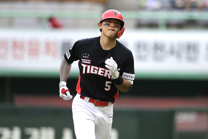 KIA타이거즈 3루수 김도영이 팬들의 사랑을 독차지하고 있다.사진은 지난 17일 인천 미추홀구 문학경기장에서 열린 SSG랜더스와 KIA타이거즈의 경기에 출전한 김도영. /사진=뉴시스