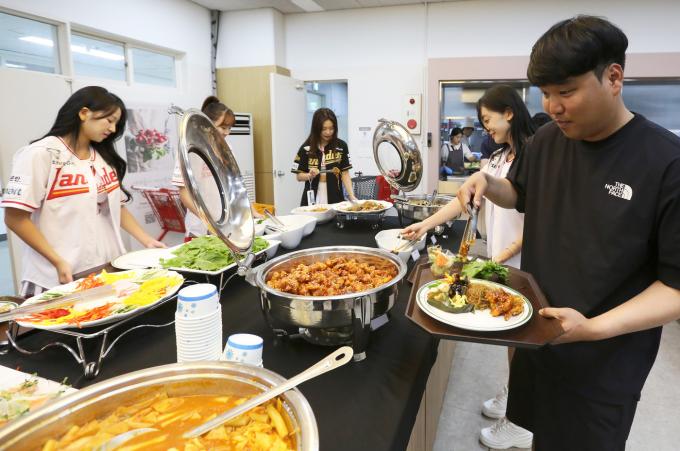 추신수가 임직원에게 감사의 마음을 담아 저녁 만찬과 선물을 제공하는 이벤트를 열었다.(SSG 랜더스 제공)