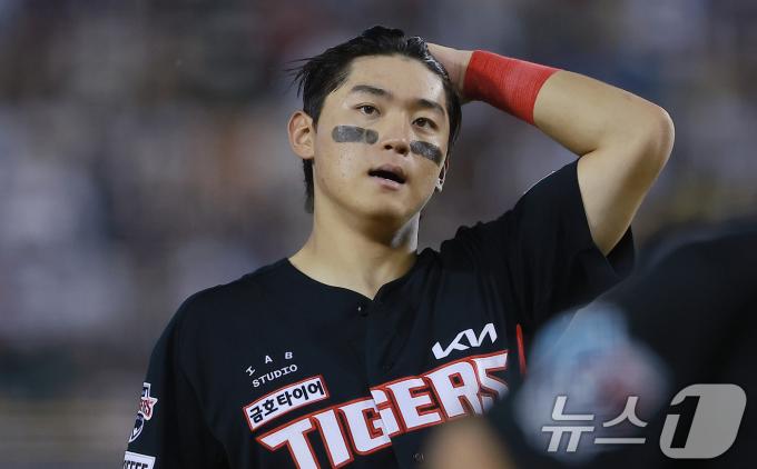 19일 오후 서울 송파구 올림픽로 잠실야구장에서 열린 프로야구 '2024 신한 SOL 뱅크 KBO리그' 두산 베어스와 KIA 타이거즈의 경기 5회초 2사 주자 없는 상황 KIA 김도영이 중견수 플라이로 이닝이 끝나자 수비로 전환하며 머리를 쓸어 넘기고 있다. 2024.9.19/뉴스1 ⓒ News1 박정호 기자