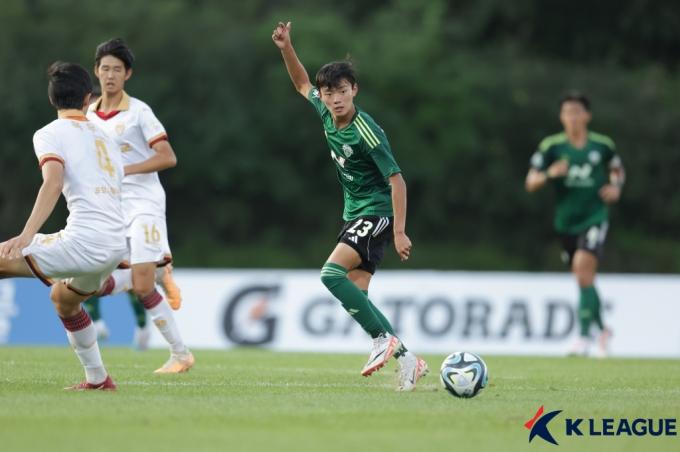 전북 현대의 2006년생 준프로 진태호(가운데)(한국프로축구연맹 제공)