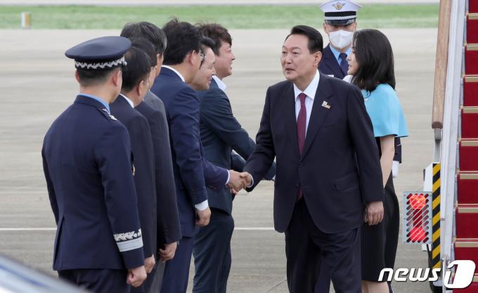 2022년 7월 1일 윤석열 대통령이 3박5일 동안 스페인 마드리드에서 열린 나토(NATO·북대서양조약기구) 정상회의 첫 순방을 마치고 김건희 여사와 경기 성남 서울공항에 도착해 이준석 국민의힘 대표 등 마중나온 인사들과 악수하고 있다. (대통령실사진기자단) 2022.7.1/뉴스1 ⓒ News1 안은나 기자