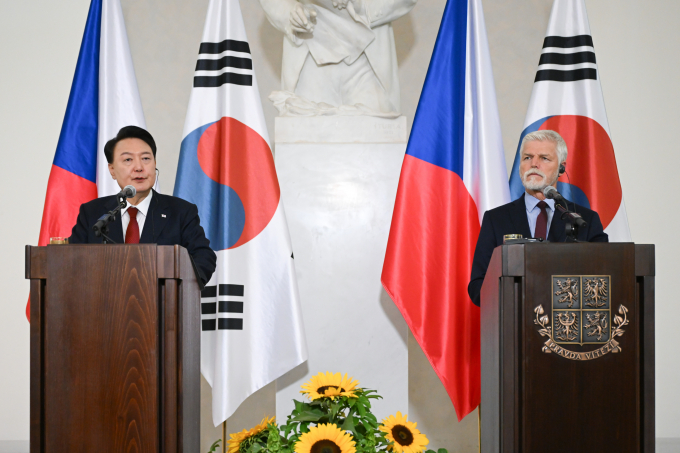 페트르 파벨 체코 대통령이 한국의 두코바니 원전 사업 참여와 관련해 기대가 크다고 강조했다. 사진은 체코를 공식 방문한 윤석열 대통령(왼쪽)이 지난 19일(현지시각) 프라하성에서 열린 파벨 대통령과의 한-체코 정상 공동 기자회견에서 발언하는 모습. /사진=뉴시스