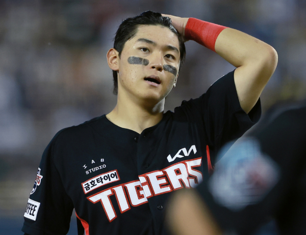 기아 타이거즈 김도영이 30실책을 기록해 KBO 리그 최초로 30홈런-30도루-30실책을 기록했다. 사진은 지난 19일 서울 잠실야구장에서 두산 베어스와 경기 중인 김도영의 모습. /사진=뉴스1