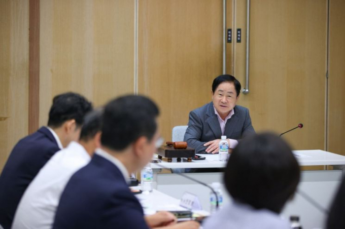 주광덕 남양주시장이 19일 신규 적극행정위원 5명에게 위촉장을 수여한 뒤 상정 안건에 대한 심의를 진행하고 있다. / 사진제공=남양주시 