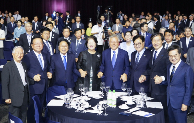 강기정 광주광역시장이 19일 서구 김대중컨벤션센터에서 열린 '9·19평양공동선언 6주년 기념식 광주 평화회의'에 참석해 문재인 전 대통령, 우원식 국회의장 등 내빈들과 손을 맞잡고 있다./사진=광주시 