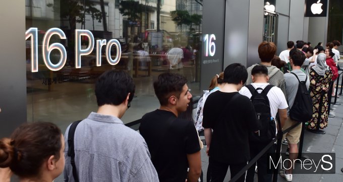 [머니S포토] 국적불문, 길게 늘어선 '아이폰16' 구매행렬