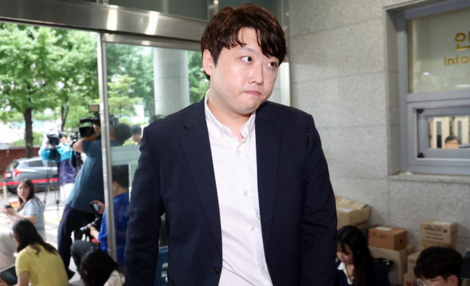 의대 증원으로 촉발된 전공의 집단사직 사태가 이어지고 있는 가운데 전공의들의 거취가 나뉘면서 내부 결집력이 약해지고 있다. 박단 대한전공의협의회 비대위원장이 참고인 조사를 위해 경찰에 출석하는 모습. /사진=뉴스1