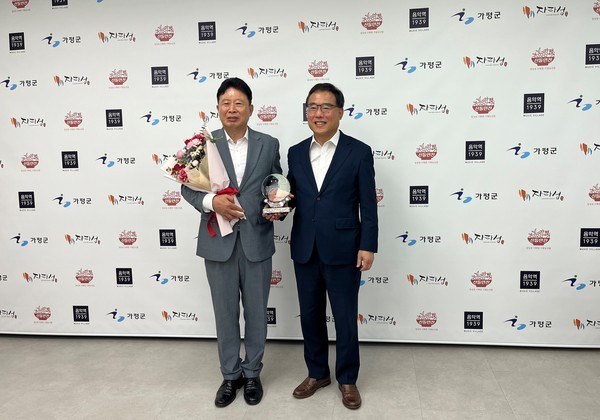 서태원 가평군수(왼쪽)가 19일 가평군청에서 이승록 경기도주식회사 대표이사 권한대행으로부터 감사패를 받고 사진촬영을 하고 있다. / 사진제공=가평군