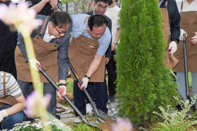 이권재 오산시장(오른쪽)이 20일 박태완 한국도로공사 서울경기본부장(왼쪽)과 제9호 작은정원 식재 행사에 참여하고 있다. / 사진제공=오산시