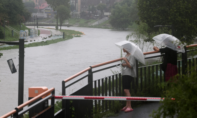 이번주 주말에 전국 곳곳에 많은 비와 돌풍이 예보됐다. 사진은 지난 7월18일 서울 서대문구 불광천 산책로가 통제된 모습. /사진=뉴스1