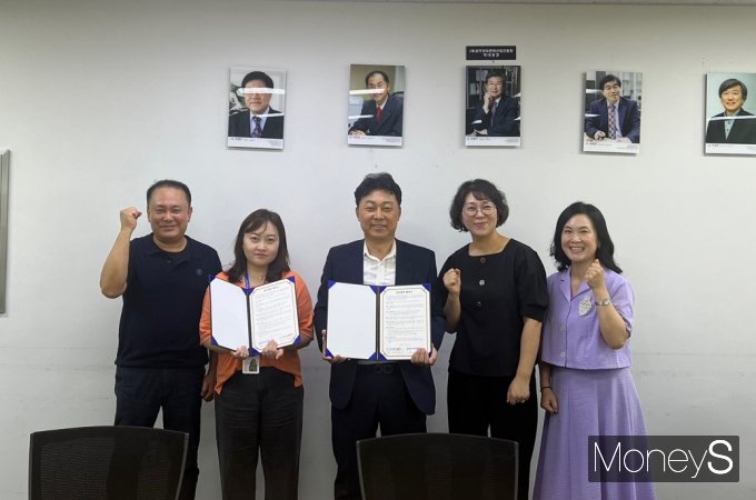 광주경총 중장년내일센터·광주정보문화산업진흥원 관계자들이 '중장년 기술창업지원'업무협약을 체결하고 기념촬영을 하고 있다/사진=광주경총 제공.