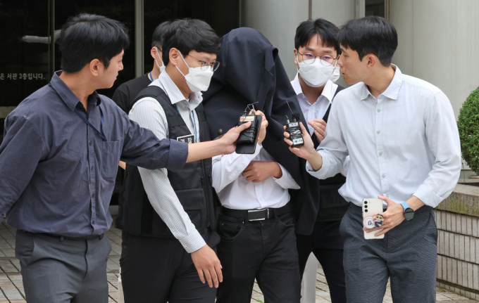 의료계 집단행동에 동참하지 않고 복직한 의사 명단을 담아 '블랙리스트'를 작성한 사직 전공의가 구속 기로에 놓였다. 사진은 구속 전 피의자 심문(영장실질심사)을 마친 뒤 경찰과 함께 이동하는 모습. /사진=뉴스1
