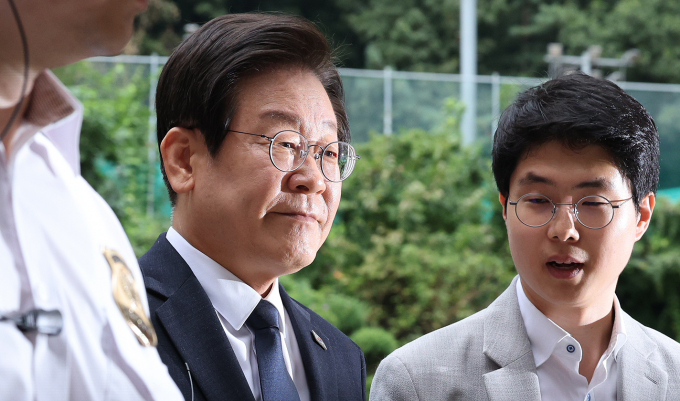 검찰이 이재명 더불어민주당 대표의 공직선거법 위반 혐의에 대해 징역 2년을 선고해달라고 재판부에 요청했다. 사진은 20일 서울 서초구 서울중앙지법에서 열린 공직선거법 위반 관련 결심 공판에 출석한 이재명 더불어민주당 대표. /사진=뉴스1