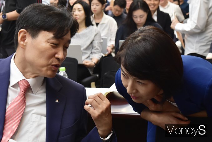 ▲ 의견 나누는 이병래 손해보험협회장(왼쪽)