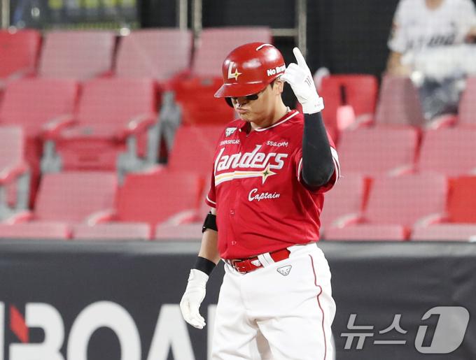 24일 오후 경기 수원시 장안구 KT위즈파크에서 열린 '2024 신한 SOL 뱅크 KBO리그' SSG 랜더스와 KT 위즈의 경기, 6회초 무사 주자 없는 상황 SSG 추신수가 안타를 친 뒤 세레머니를 하고 있다. 2024.7.24/뉴스1 ⓒ News1 김영운 기자