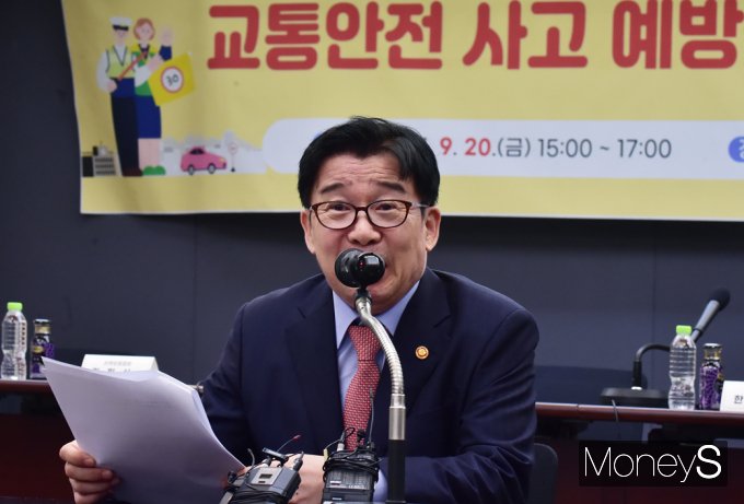 [머니S포토] 권익위 유철환 