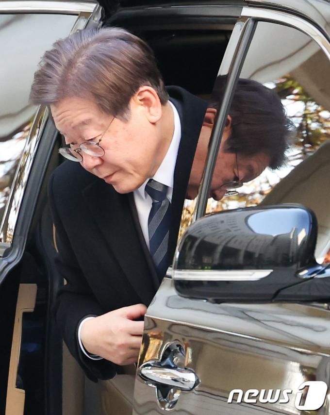 이재명 더불어민주당 대표가 21일 서울 서초구 서울중앙지방법원에서 열린 '대장동 배임 및 성남FC 뇌물 의혹'
