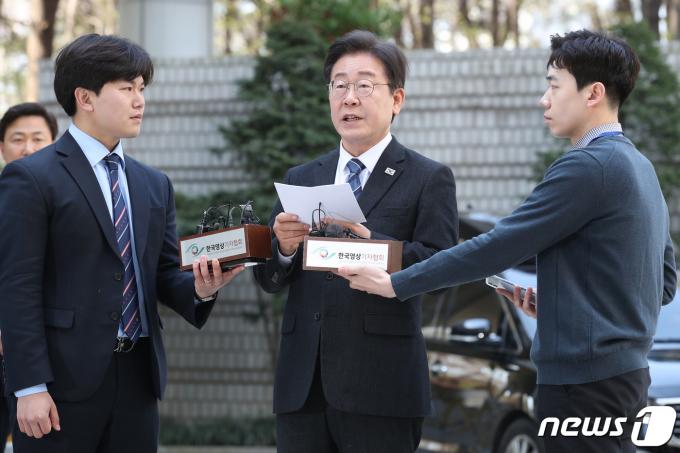 이재명 더불어민주당 대표가 제22대 총선을 하루 앞둔 9일 오전 서울 서초구 서울중앙지방법원에서 열리는 '대장동 배임·성남FC 뇌물' 관련 특정범죄가중처벌등에관한법률위반(뇌물) 등 공판 출석에 앞서 기자회견을 하고 있다. 2024.4.9/뉴스1 ⓒ News1 이광호 기자