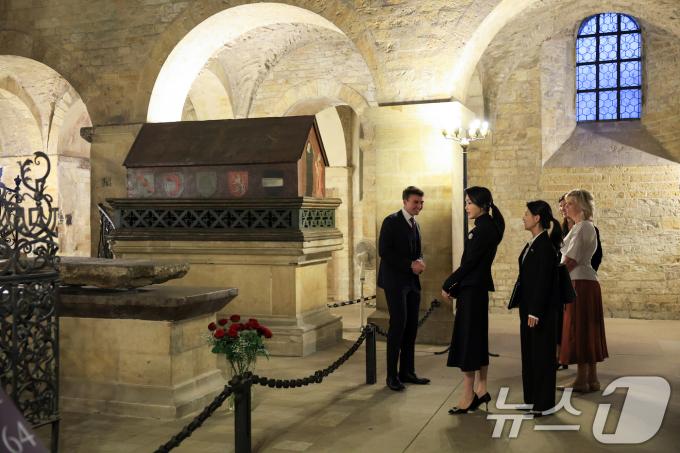 윤석열 대통령의 체코 공식 방문에 동행한 김건희 여사가 19일(현지시간) 프라하성의 성 이르지 성당을 파벨 체코 대통령의 부인 에바 파블로바 여사와 함께 방문해 체코의 역사와 문화에 대한 설명을 듣고 있다. (대통령실 제공) 2024.9.21/뉴스1 ⓒ News1 송원영 기자
