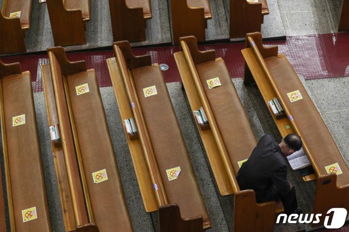 성탄절인 25일 오전 서울 영등포구 여의도순복음교회에서 비대면 온라인 성탄 예배가 열리고 있다. 2020.12.25/뉴스1 ⓒ News1 성동훈 기자