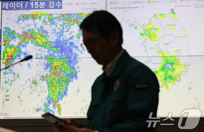 수도권과 강원, 제주와 남부지방 곳곳엔 호우 특보가 내려진 20일 서울 종로구 정부서울청