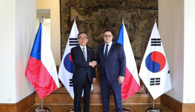 사진은 21일 오전 체코 프라하에서 회담을 개최한 조태열 외교부 장관(왼쪽(과 얀 리파브스키 체코 외교부 장관. /사진=외교부 제공