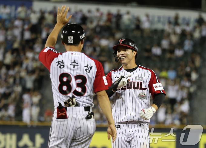 16일 오후 서울 송파구 잠실야구장에서 열린 프로야구 '2024 신한 SOL 뱅크 KBO리그' LG 트윈스와 롯데 자이언츠의 경기 9회말 2사 3루 상황 LG 문성주가 롯데 김원중을 상대로 동점 적시타를 치고 환호하고 있다. 2024.6.16/뉴스1 ⓒ News1 임세영 기자