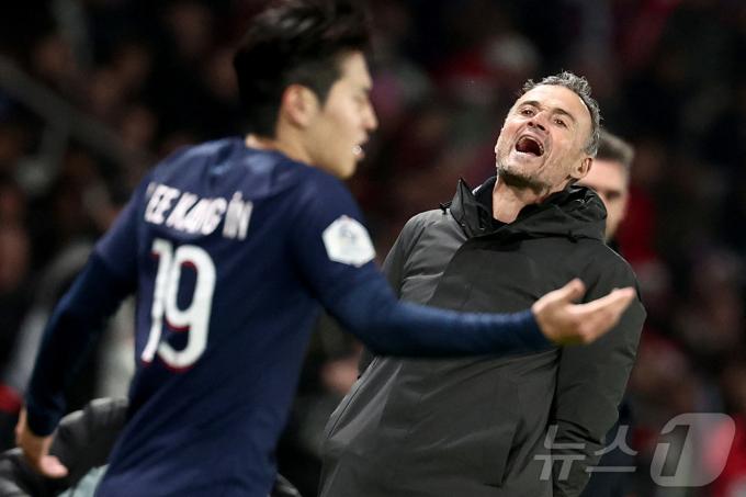 루이스 엔리케(오른쪽)와 이강인 ⓒ AFP=뉴스1