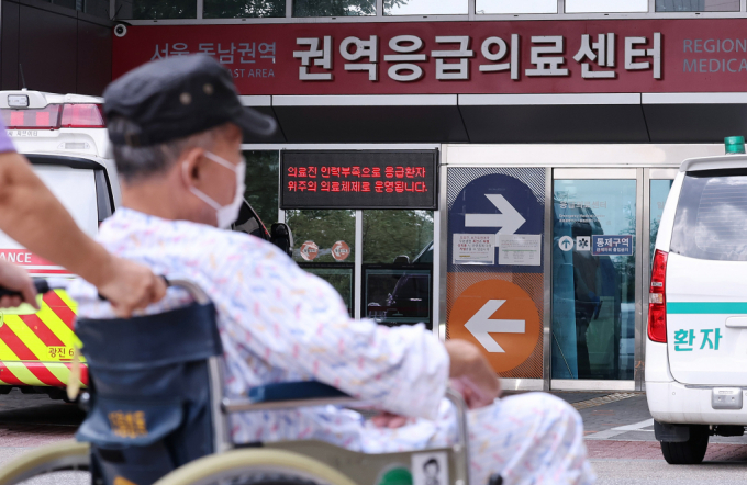 응급실 의사 10명 중 7명은 추석 연휴 전후 일주일 동안 12시간 이상 근무한 것으로 나타났다./사진=뉴스1 /사진=(서울=뉴스1) 박지혜 기자