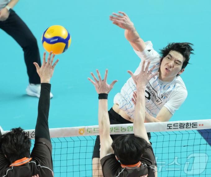 현대캐피탈의 허수봉이 21일 열린 코보컵 조별리그 A조 OK저축은행과의 경기에서 공격을 시도하고 있다. (KOVO 제공)