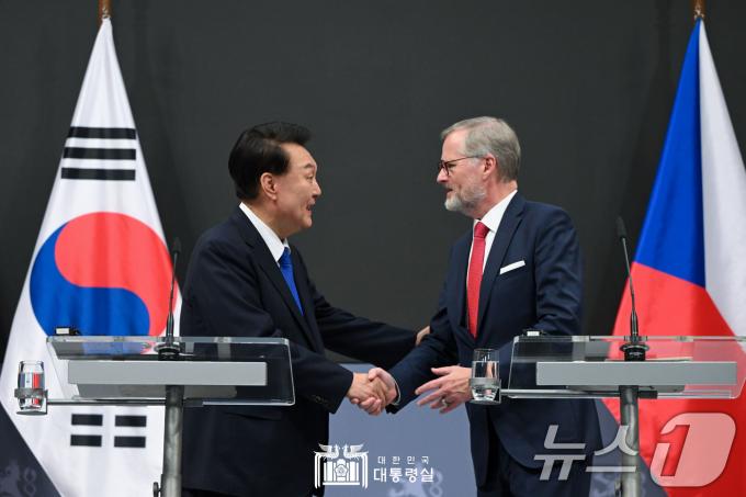 윤석열 대통령이 20일(현지시간) 프라하 체코 정부청사에서 한·체코 공동언론발표를 마치고 페트르 피알라 체코 총리와 악수하고 있다. (대통령실 홈페이지) 2024.9.21/뉴스1 ⓒ News1 송원영 기자