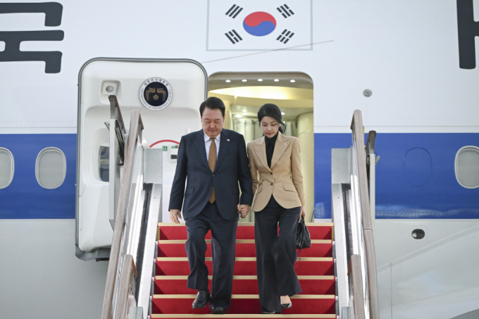 윤석열 대통령과 부인 김건희 여사가 22일 체코 공식 방문 일정을 마치고 성남 서울공항을 통해 귀국, 공군 1호기에서 내리고 있다./사진=뉴스1 