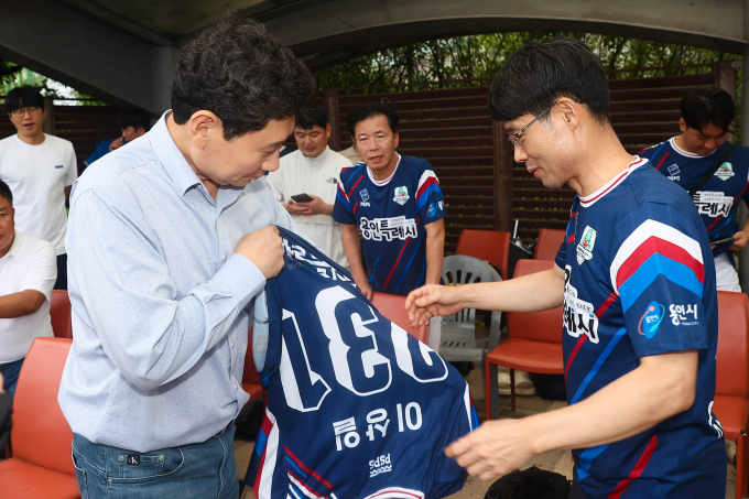 이상일 용인특례시장이 9월 20일 열린 '제22회 경기도 공무원 친선 체육대회' 축구 경기에서 시 선수들로부터 유니폼을 선물 받았다. / 사진제공=용인특례시