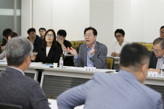 정명근 화성시장이 지난 20일 화성시의회 민주당 시의원들과의 간담회에 참석해 발언하고 있다. / 사진제공=화성시