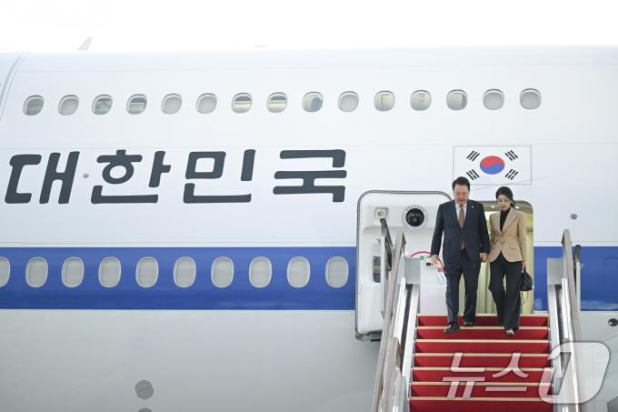 윤석열 대통령과 부인 김건희 여사가 22일 오전 2박 4일간의 체코 공식방문 일정을 마치고 경기 성남 서울공항을 통해 귀국, 대통령전용기인 공군 1호기에서 내리고 있다. (대통령실 제공) 2024.9.22/뉴스1 ⓒ News1 박지혜 기자