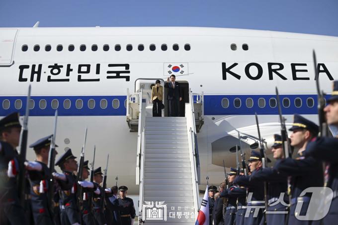 2박 4일간의 체코 공식 방문 일정을 마친 윤석열 대통령과 부인 김건희 여사가 21일(현지시간) 프라하 바츨라프 하벨 국제공항에서 귀국길에 오르고 있다. (대통령실 홈페이지) 2024.9.22/뉴스1 ⓒ News1 박지혜 기자