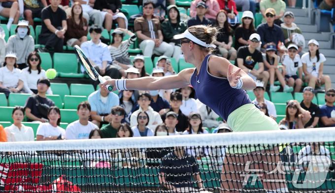 22일 서울 송파구 올림픽공원 테니스경기장에서 열린 2024 여자프로테니스(WTA) 투어 하나은행 코리아오픈 복식 결승 니콜 멜리차르 마르티네스(미국)-류드밀라 삼소노바(러시아) 조와 가토 미유(일본)-장슈아이(중국) 조의 경기에서 니콜 멜리차르 마르티네스가 네트 플레이를 하고 있다. 2024.9.22/뉴스1 ⓒ News1 김성진 기자