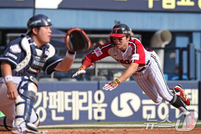 22일 오후 서울 송파구 잠실야구장에서 열린 프로야구 '2024 신한 SOL 뱅크 KBO리그' 두산베어스와 LG트윈스의 경기에서 3회말 LG 공격 2사 주자 없는 상황 박해민이 그라운드 홈런을 치고 홈으로 슬라이딩하고 있다. 2024.9.22/뉴스1 ⓒ News1 이승배 기자