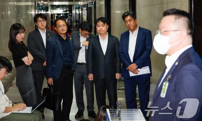 임진수 대한의사협회 기획이사(왼쪽 두번째부터), 박주민 더불어민주당 의료대란대책특위 위원장, 이재희 법제이사, 임현택 회장, 강청희 위원이 22일 오후 서울 여의도 국회에서 이재명 더불어민주당 대표와 비공개 간담회를 마친 후 박용언 의협 부회장의 브리핑을 보고 있다. 2024.9.22/뉴스1 ⓒ News1 안은나 기자