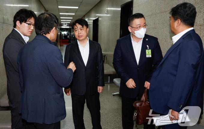 박주민 더불어민주당 의료대란대책특위 위원장이 22일 오후 서울 여의도 국회에서 이재명 대표, 임현택 대한의사협회 회장과 비공개 간담회를 마친 후 임 회장과 대화하고 있
