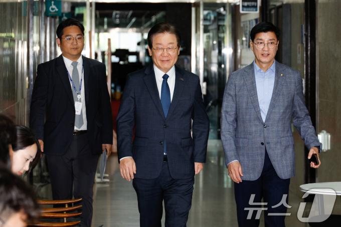 이재명 더불어민주당 대표가 22일 오후 서울 여의도 국회에서 임현택 대한의사협회 회장과 비공개 간담회를 위해 당대표실로 향하고 있다. 2024.9.22/뉴스1 ⓒ News1 안은나 기자