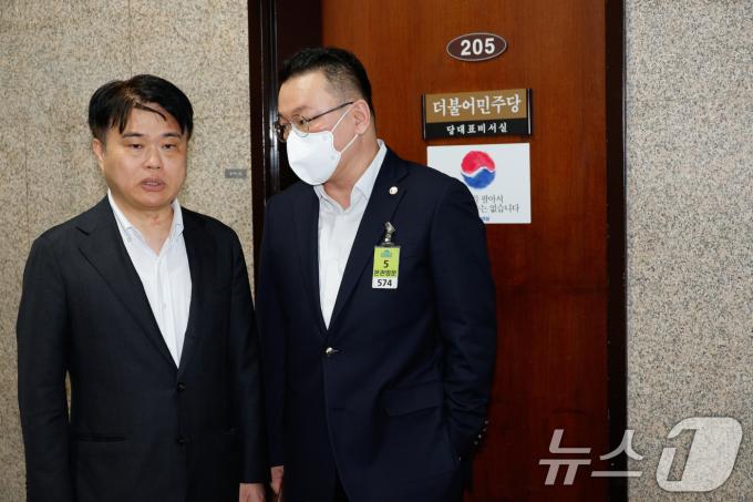 임현택 대한의사협회 회장(왼쪽)과 박용언 부회장이 22일 오후 서울 여의도 국회에서 이재명 더불어민주당 대표와 비공개 간담회를 마친 후 대화하고 있다. 2024.9.22/뉴스1 ⓒ News1 안은나 기자
