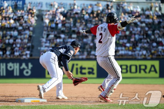 22일 오후 서울 송파구 잠실야구장에서 열린 프로야구 '2024 신한 SOL 뱅크 KBO리그' 두산베어스와 LG트윈스의 경기에서 8회말 LG 공격 1사 주자 1,2루 상황 문보경이 내야안타로 세이프되고 있다. 2024.9.22/뉴스1 ⓒ News1 이승배 기자