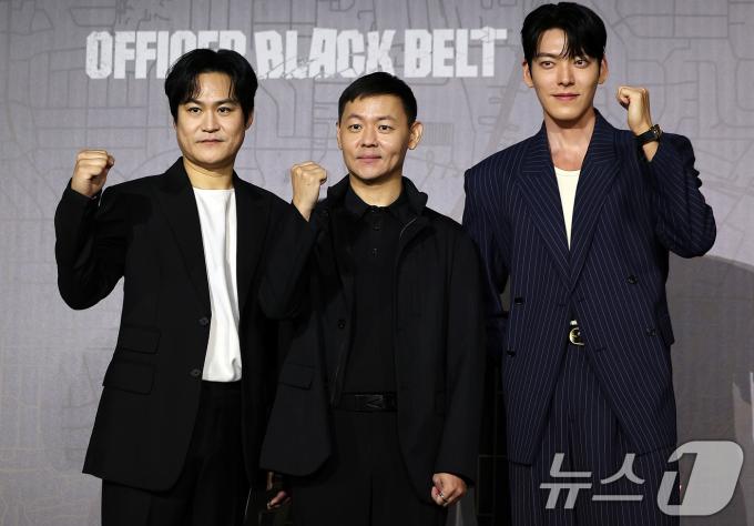 배우 김성균(왼쪽부터), 김주환 감독, 배우 김우빈이 10일 오전 서울 광진구 롯데시네마 건대입구에서 열린 넷플릭스 영화 ‘무도실무관’ 제작보고회에 참석해 포즈를 취하고 있다. 2024.9.10/뉴스1 ⓒ News1 김진환 기자