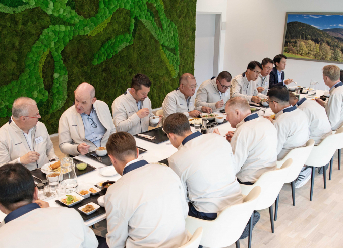 정의선 회장이 현대차 체코공장 및 유럽권역 근무 현지 임직원들과 오찬을 함께하며 격려하고 있다.  /사진=현대차그룹