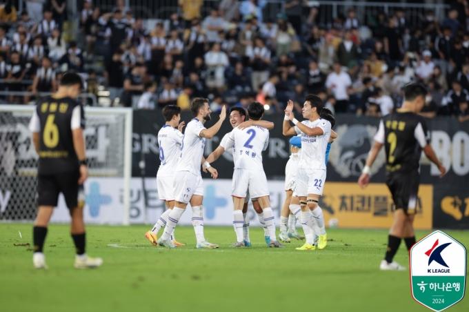 극적인 승리로 K리그2 4위에 오른 수원 삼성. (한국프로축구연맹 제공)