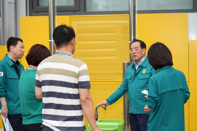하윤수 교육감(오른쪽 두 번째)이 호우 피해 학교인 경일고를 방문해 관계자들과 대책을 논의하고 있다./사진=부산교육청