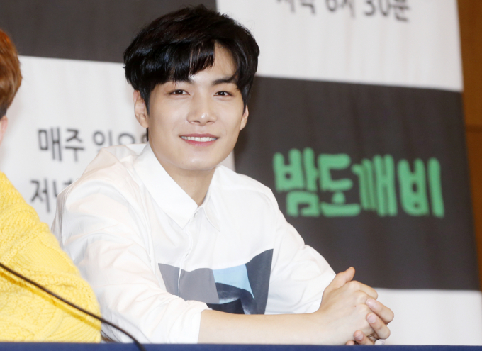 엠넷 '프로듀스 101 시즌2'에 참가해 이름을 알린 뉴이스트 출신 김종현(29)이 입대한다. 그룹 뉴이스트 김종현이 JTBC 예능프로그램 '밤도깨비' 제작발표회에 참석해 질의응답을 하는 모습. /사진=머니투데이