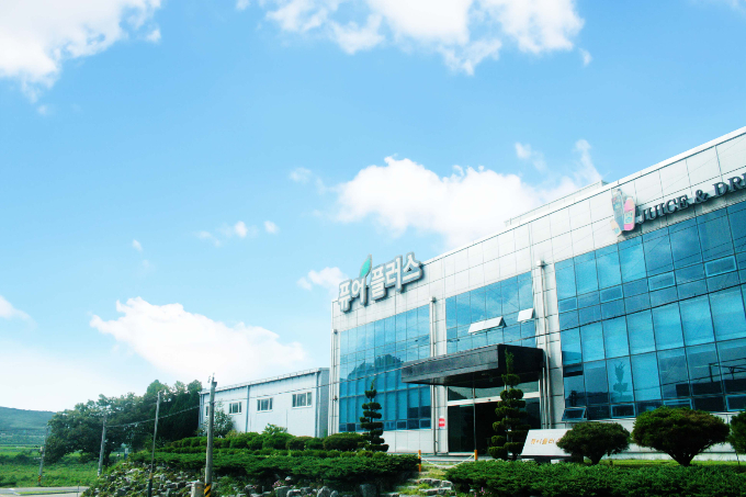 한화갤러리아가 음료 제조 전문업체 퓨어플러스를 인수하고 프리미엄 건강음료 시장을 공략한다. 사진은 경남 함양군 퓨어플러스 생산 공장 전경. /사진=한화갤러리아